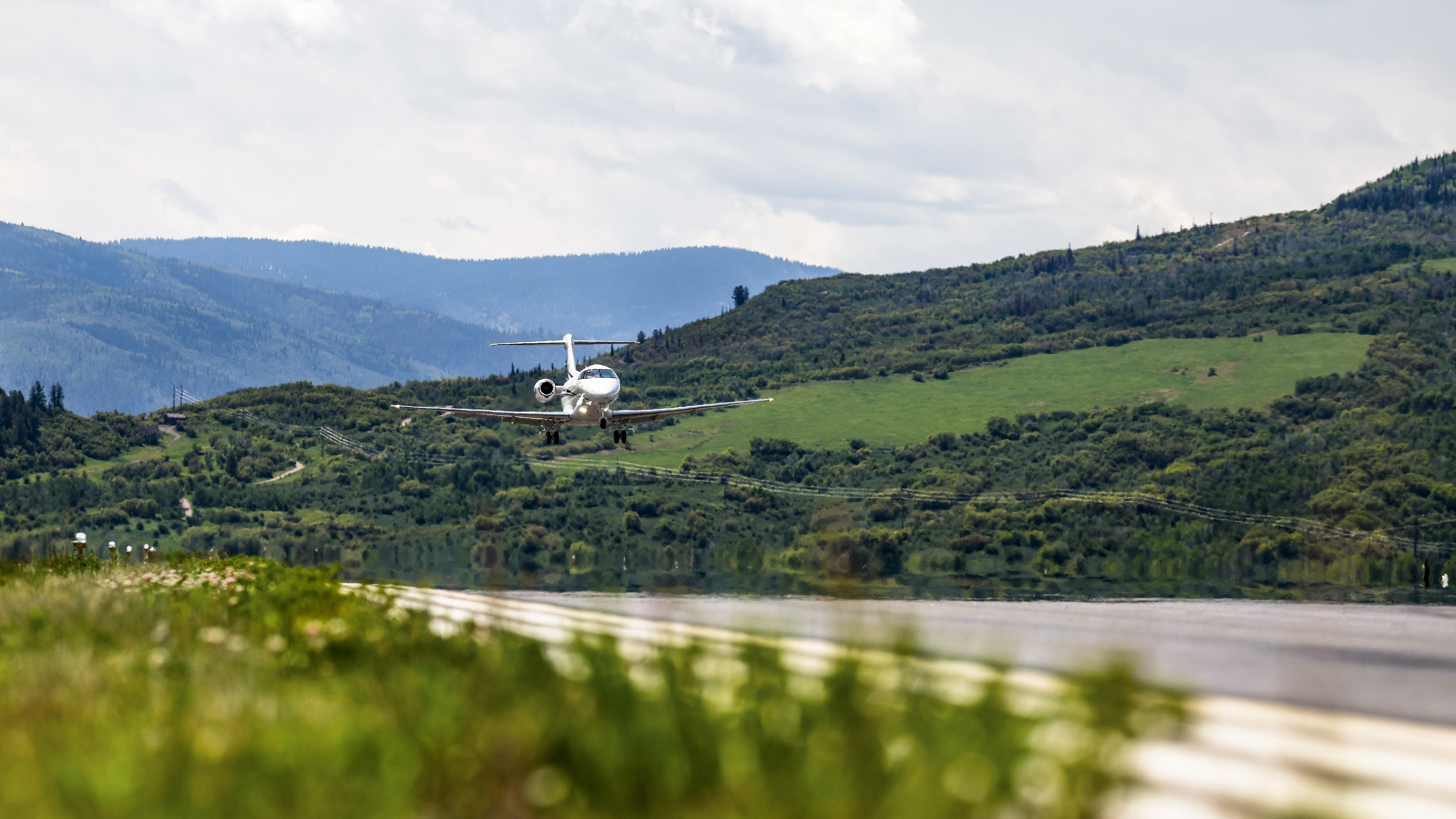 Short-field jet landings